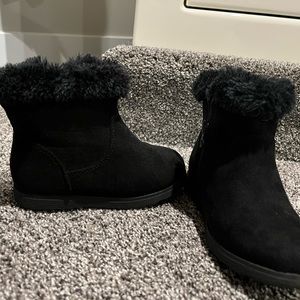 Little girl’s black winter boots